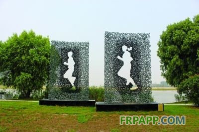 這個雕塑叫做“奔向明天”。 李強(qiáng) 攝