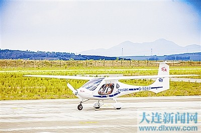 本報(bào)訊 （沈陽日報(bào)記者楊主格）近日，沈陽航空航天大學(xué)（遼寧通用航空研究院）協(xié)同部分高校、航空企業(yè)和科研院所，經(jīng)過近三年艱苦攻關(guān)，成功研制的我國首款電動(dòng)力輕型運(yùn)動(dòng)飛機(jī)RX1E首批兩架交付客戶。
