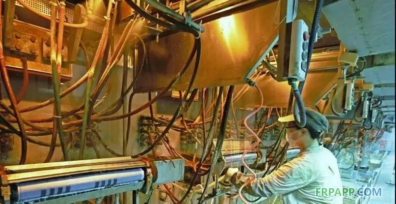 　　近日，由四川富潤(rùn)企業(yè)重組投資有限責(zé)任公司旗下四川省玻纖集團(tuán)有限公司（簡(jiǎn)稱“四川玻纖”）自主研發(fā)，自主投資建設(shè)的全球首個(gè)玄武巖連續(xù)纖維池窯中試項(xiàng)目在四川省德陽(yáng)市羅江區(qū)成功點(diǎn)火。該項(xiàng)目總投資9000萬(wàn)元，項(xiàng)目點(diǎn)火運(yùn)行成功后，四川玻纖將成為世界第一家采用池窯方式生產(chǎn)玄武巖纖維的企業(yè)。 　　玄武巖連續(xù)纖維是以天然的火山噴出巖為原料，在1450℃～1500℃熔融后，經(jīng)鉑銠合金漏板高速拉絲而形成的連續(xù)纖維，具有熱傳導(dǎo)系數(shù)低、水泥相容性好、介電系數(shù)高、吸音系數(shù)高、耐溫性佳（-269℃～700℃）、抗氧化、抗輻射、過(guò)濾性好、抗壓縮強(qiáng)度和剪切強(qiáng)度高等特點(diǎn)，廣泛運(yùn)用于國(guó)防軍工、交通運(yùn)輸、車(chē)船制造、電子信息、航空航天等各個(gè)領(lǐng)域，被國(guó)家視為戰(zhàn)略性新興產(chǎn)業(yè)，也被四川列為四大高端新型成長(zhǎng)型產(chǎn)業(yè)之一。 　　近年來(lái)，四川玻纖先后組建13個(gè)實(shí)驗(yàn)室致力于玄武巖纖維研發(fā)，前后攻克玄武巖纖維生產(chǎn)領(lǐng)域數(shù)十個(gè)技術(shù)難題，研發(fā)出一整套池窯生產(chǎn)連續(xù)玄武巖纖維的生產(chǎn)工藝，徹底改變傳統(tǒng)玄武巖纖維生產(chǎn)技術(shù)成本高、產(chǎn)能低、品質(zhì)不穩(wěn)定的問(wèn)題。目前，該公司已申報(bào)發(fā)明專利8項(xiàng)，實(shí)用新型專利8項(xiàng)，企業(yè)專有技術(shù)11項(xiàng)，深加工后續(xù)專利仍在持續(xù)申報(bào)。